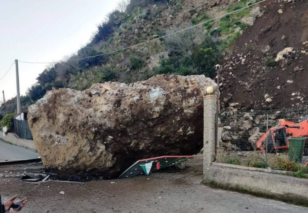 Bagnara, enorme masso cade sulla strada: paura tra i residenti