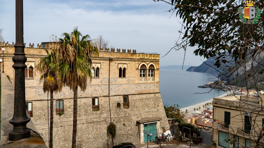 Palazzo Ducale dei Ruffo, sopralluogo di Versace: ‘Riaprirlo e restituirlo alla comunità’ – FOTO