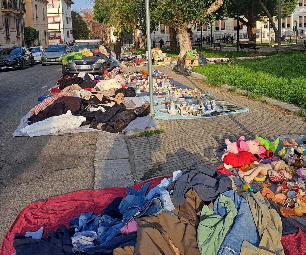 Reggio, blitz della Polizia Locale a Piazza del Popolo e piazzetta Unicef: sequestrati oltre duemila pezzi