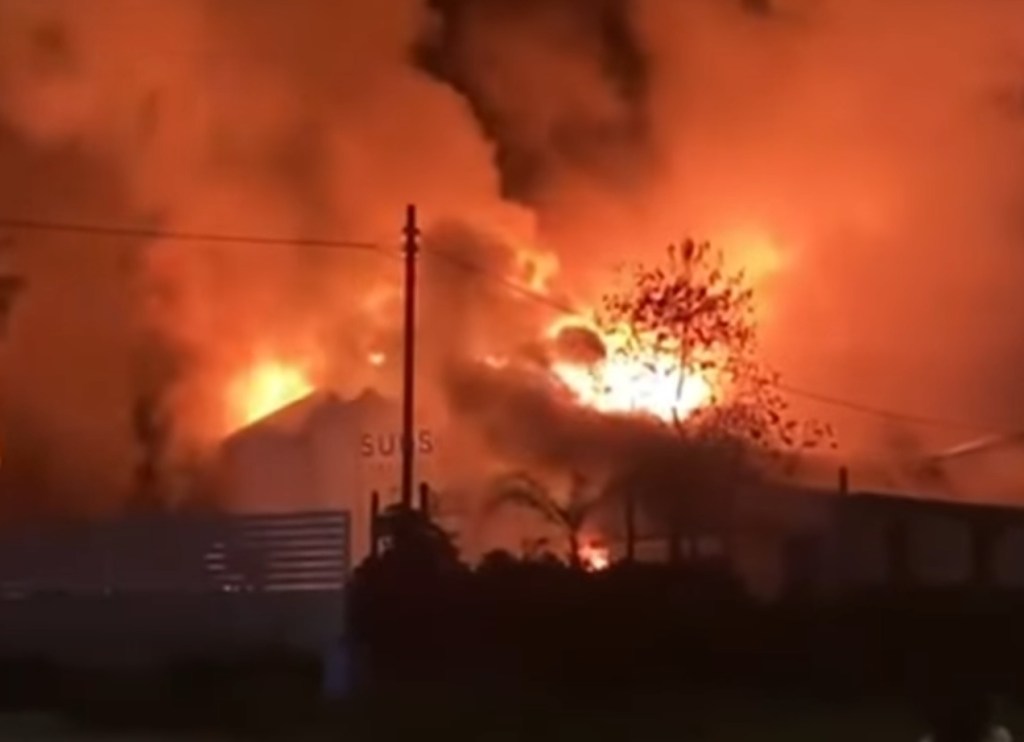Palmi, incendio al Sunset Beach: fiamme nello stabilimento della Tonnara