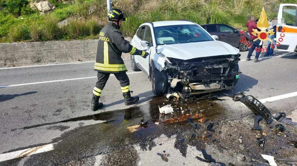 Calabria, auto fuori controllo e impatto contro il muro: 4 persone in ospedale