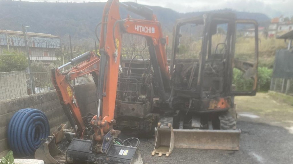 Incendiati due mezzi della Soseteg, l’azienda: ‘Non arretreremo di un centimetro’- FOTO