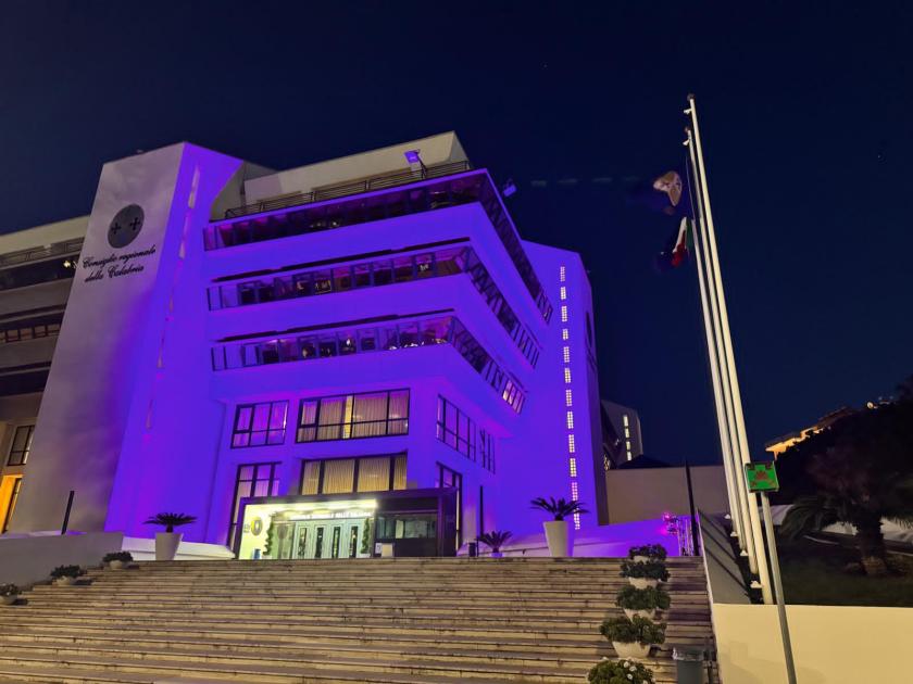 Reggio, palazzo Campanella illuminato di viola per la Giornata internazionale contro l’Hpv