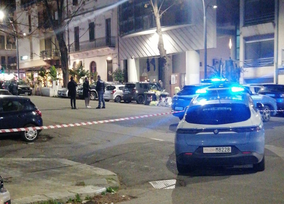 Reggio, via Roma bloccata e traffico deviato: intervento della Polizia in corso – VIDEO