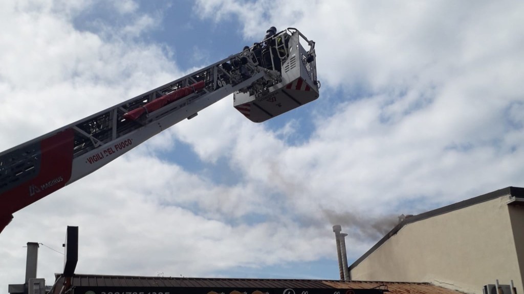 poliziotto sventa incedio ravagnese ()