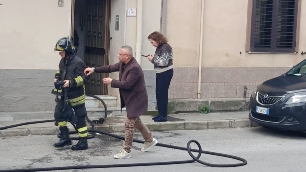 poliziotto sventa incedio ravagnese ()