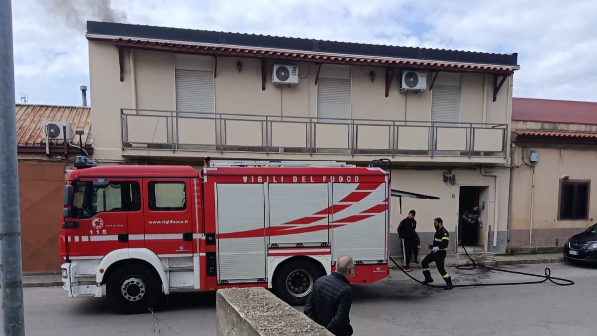 poliziotto sventa incedio ravagnese ()