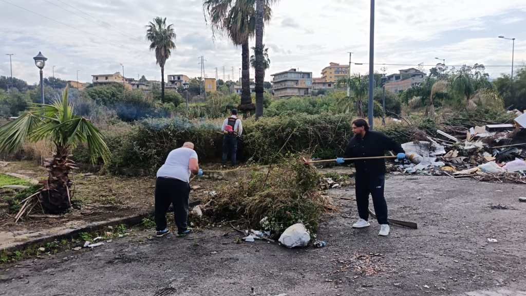 Reggio, giornata ecologica ad Arghillà nord. Residenti ripuliscono dalle erbacce e dai rifiuti