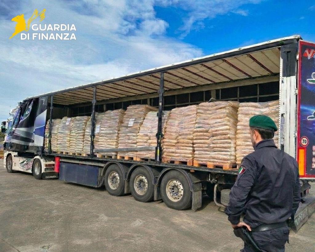 Reggio, pellet scaduto e marchi contraffati: maxi sequestro della Guardia di Finanza