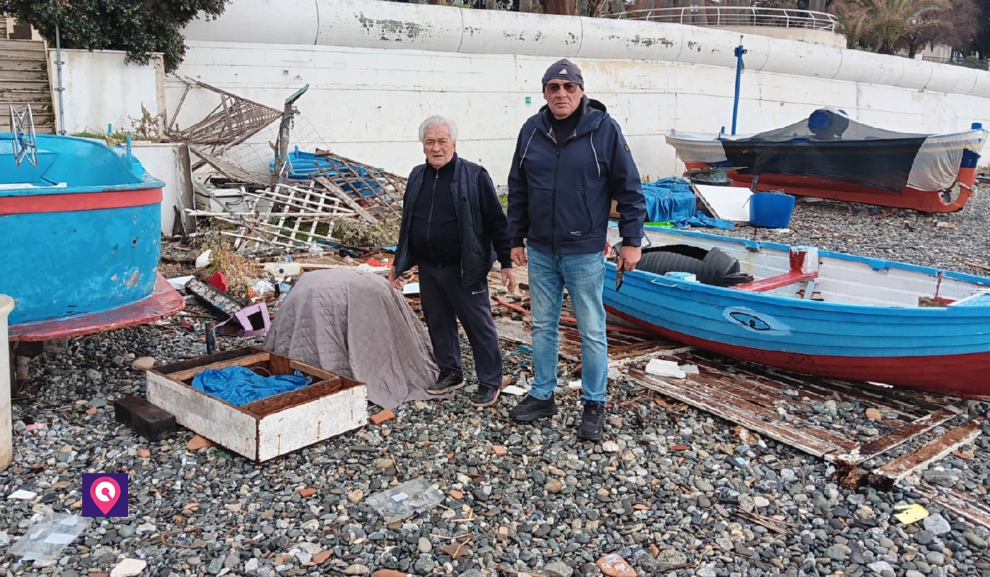 via marina spiaggia sporca lungomare ()
