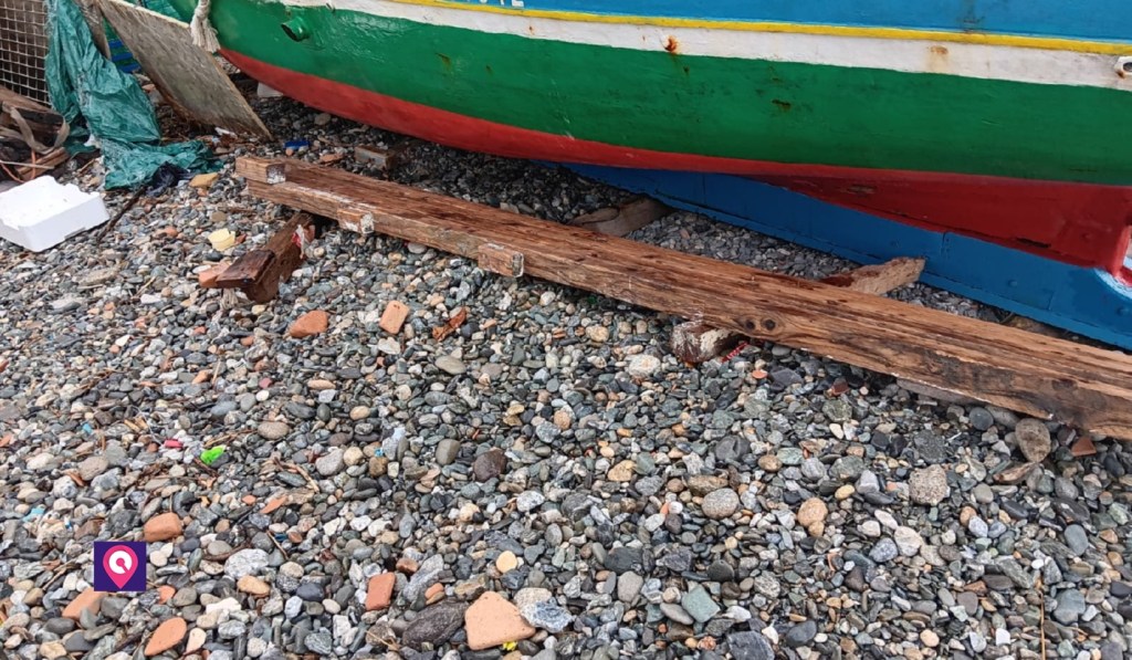 via marina spiaggia sporca lungomare ()