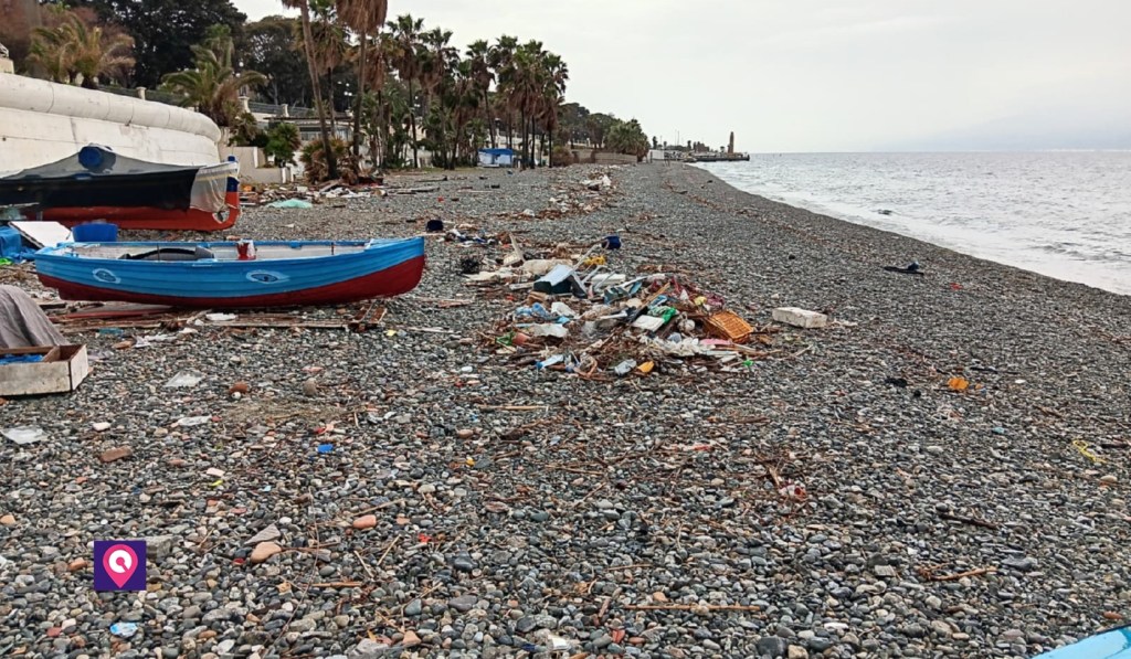 via marina spiaggia sporca lungomare ()
