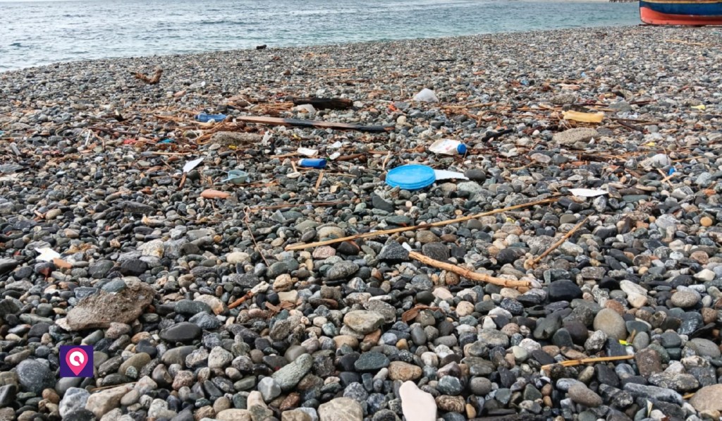 via marina spiaggia sporca lungomare ()