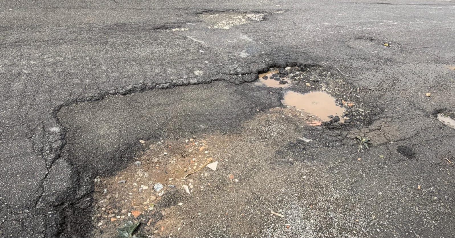 via nazionale archi degrado buche