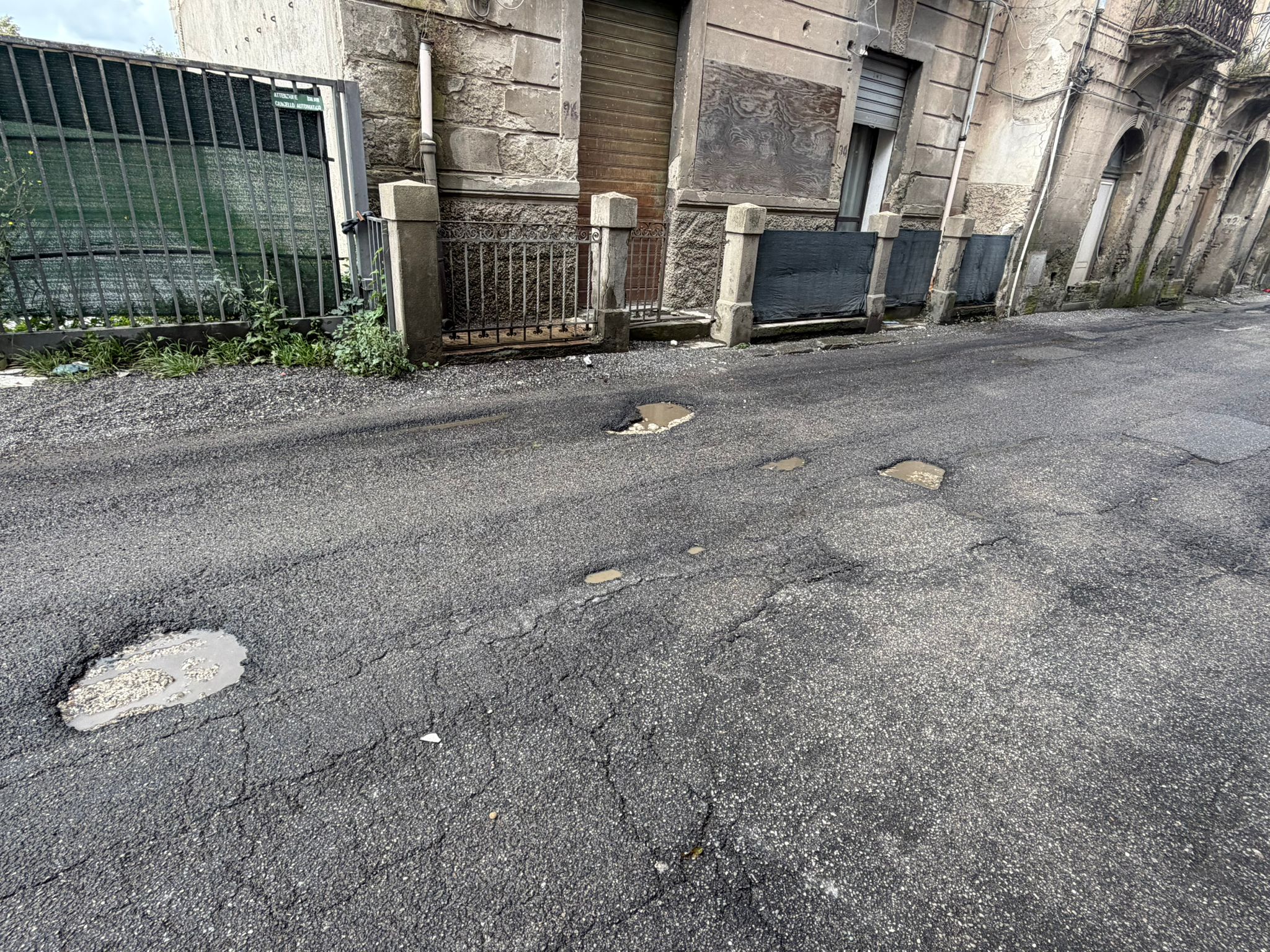 via nazionale archi degrado buche