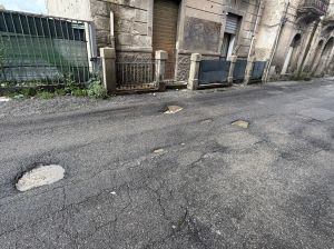 via nazionale archi degrado buche