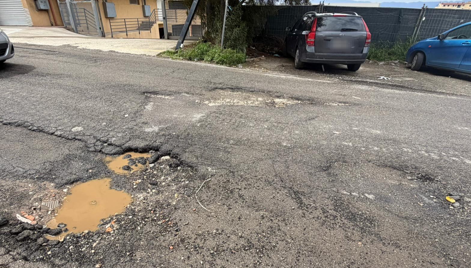 via nazionale archi degrado buche