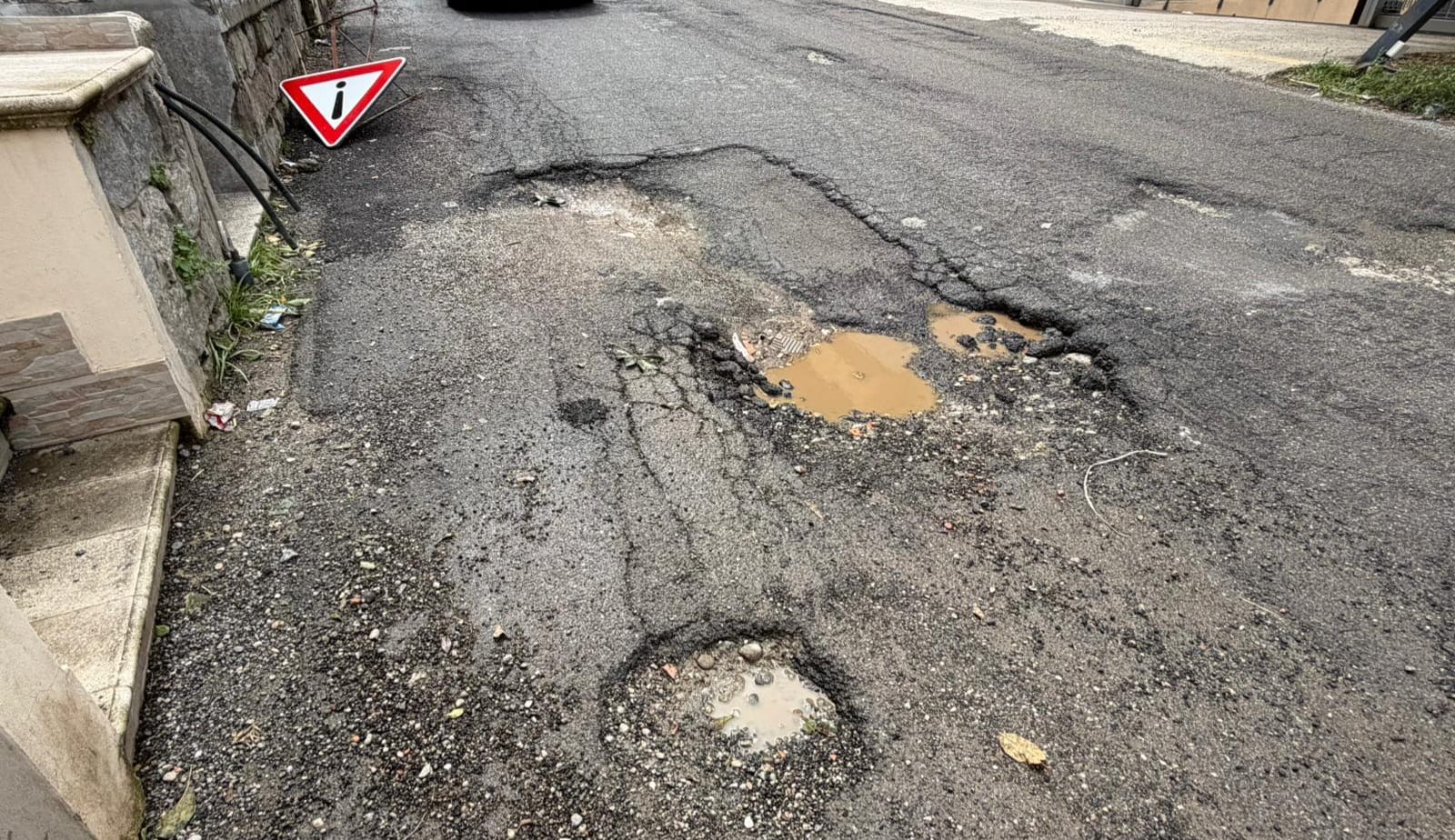 via nazionale archi degrado buche