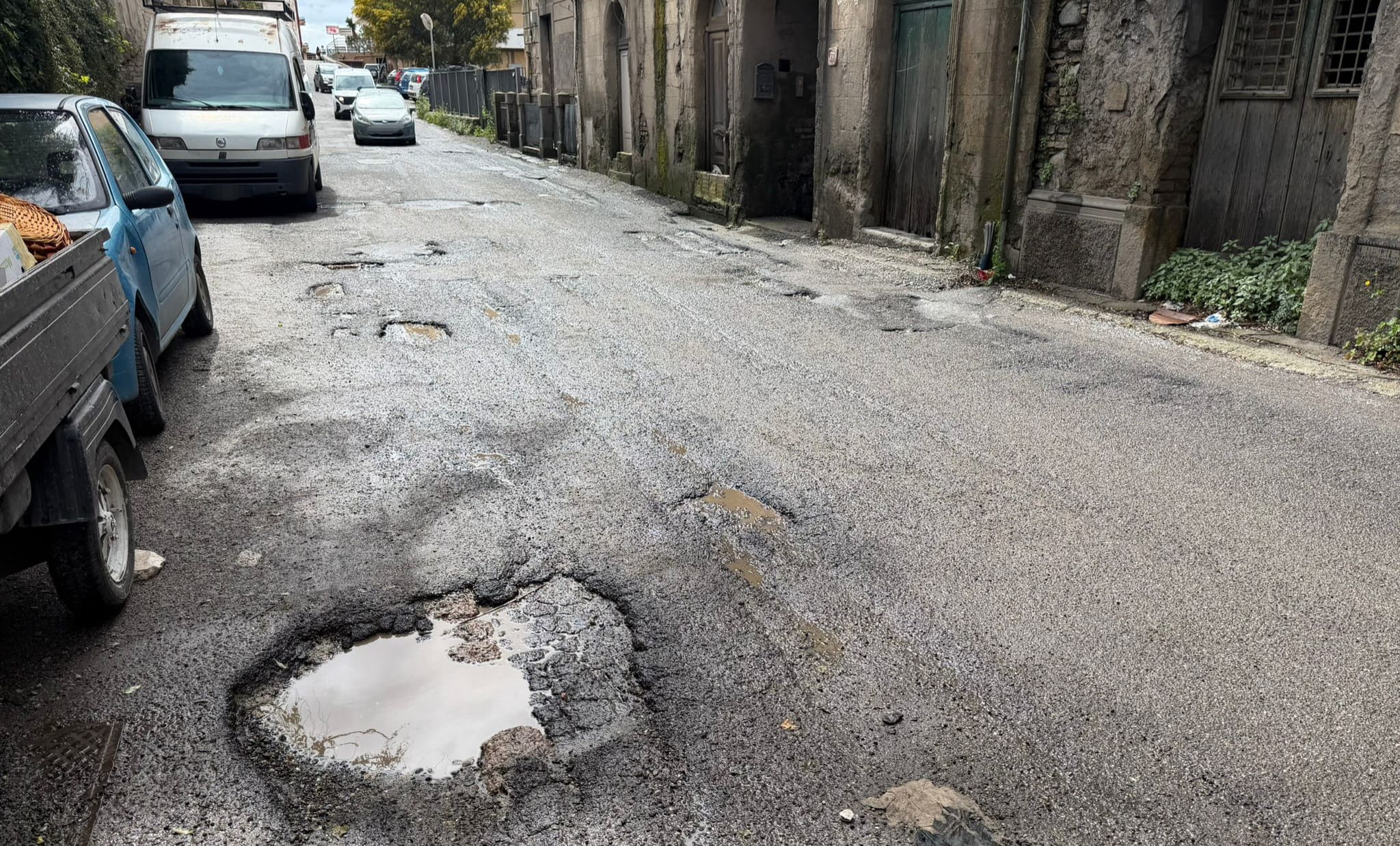 via nazionale archi degrado buche