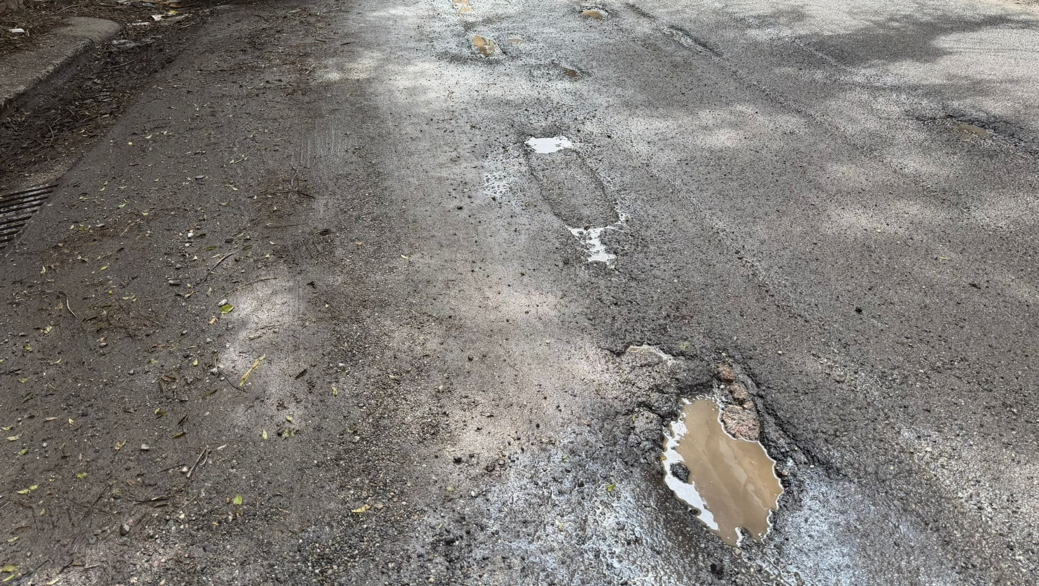 via nazionale archi degrado buche