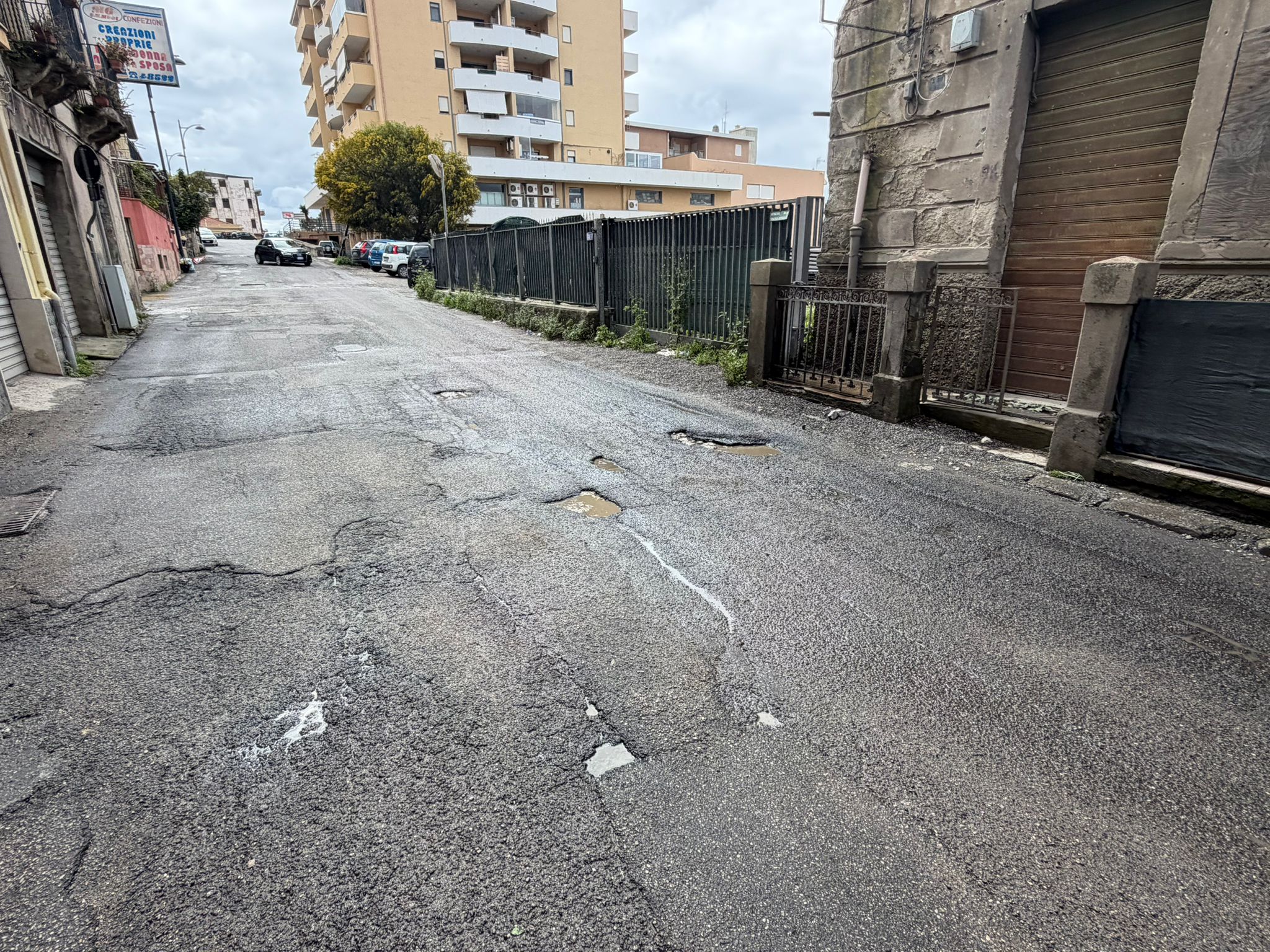 via nazionale archi degrado buche