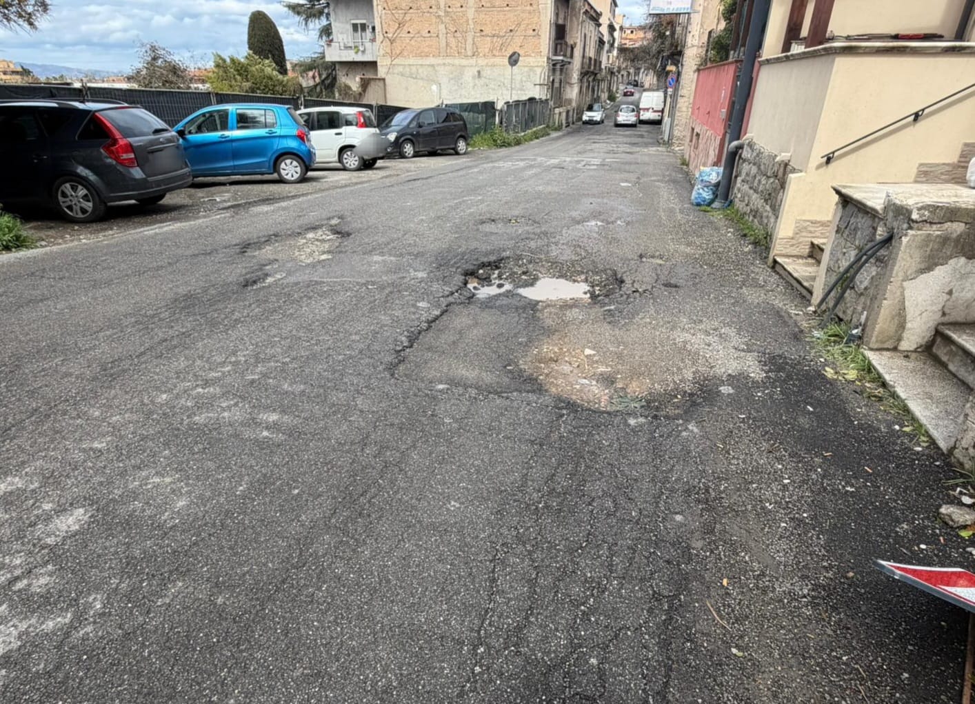 via nazionale archi degrado buche