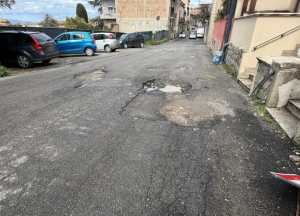 via nazionale archi degrado buche