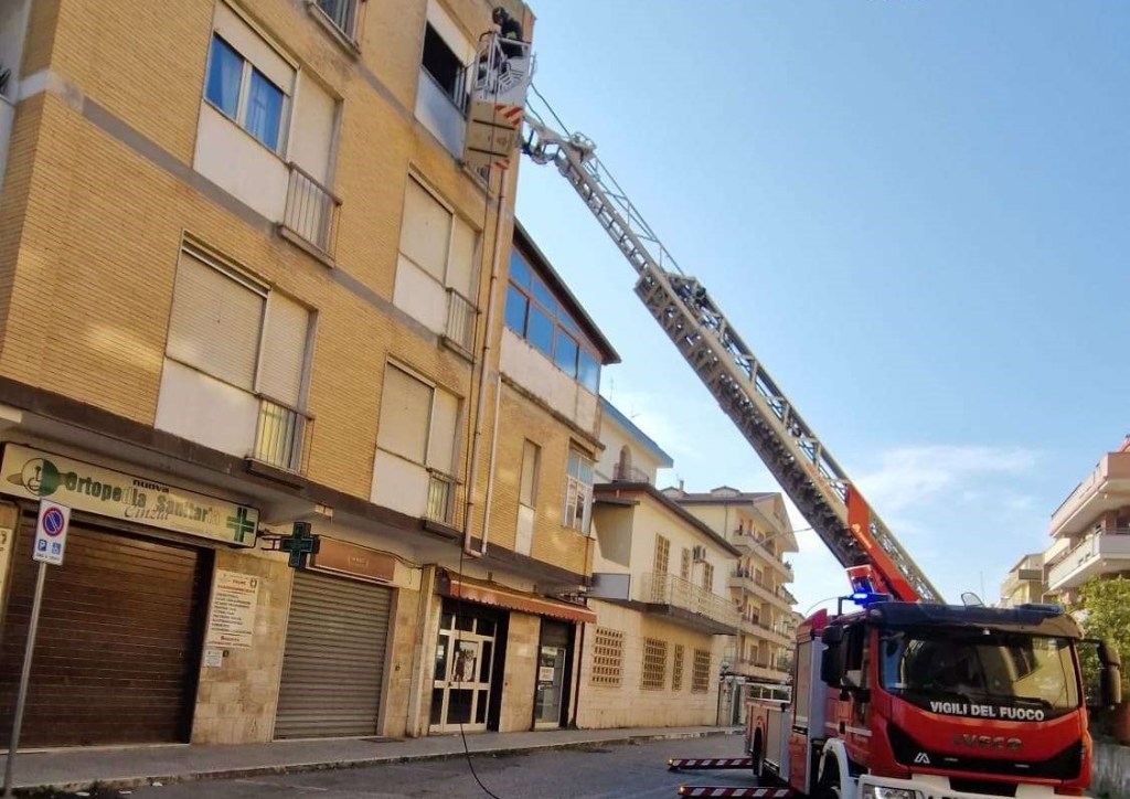 Calabria, fiamme in un appartamento al terzo piano: evacuato lo stabile