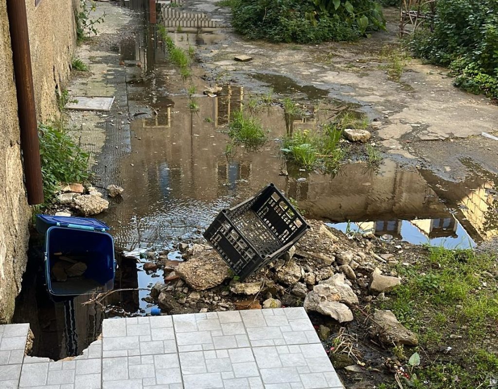 Reggio, perdita d’acqua da oltre due mesi. I residenti: ‘Palazzo a rischio e istituzioni assenti’