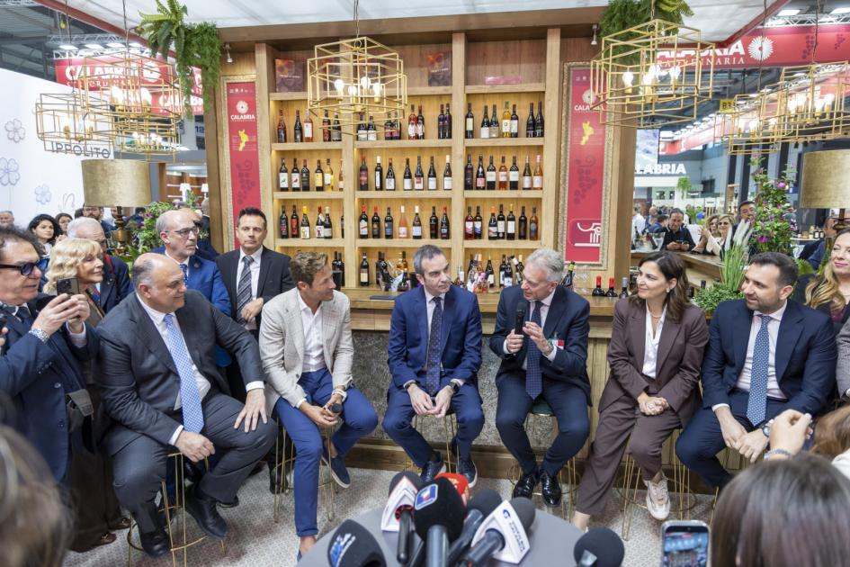 Vinitaly 2026, la Calabria con 111 aziende rilancia il vino con due eventi estivi