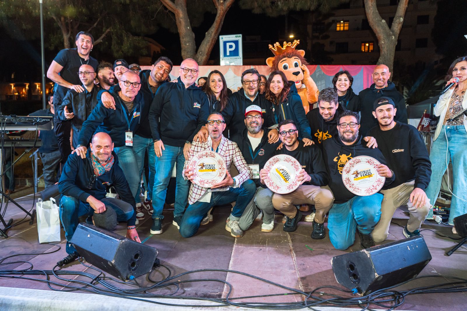 Foto di gruppo con i primi tre classificati