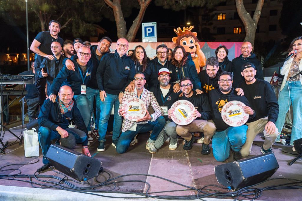 Foto di gruppo con i primi tre classificati