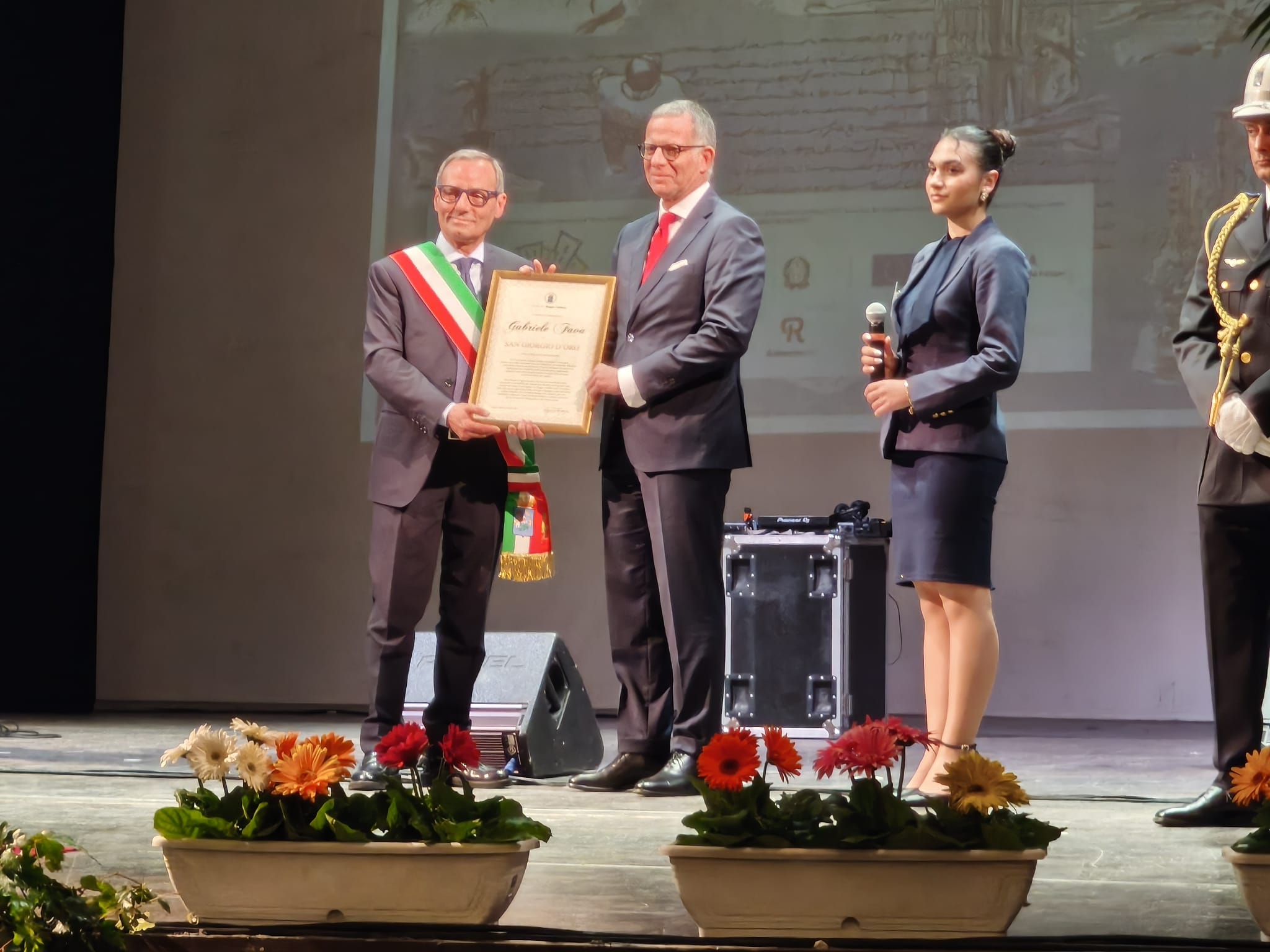 Il Presidente INPS Gabriele FAVA riceve il Premio dal Sindaco ff Domenico BATTAGLIA