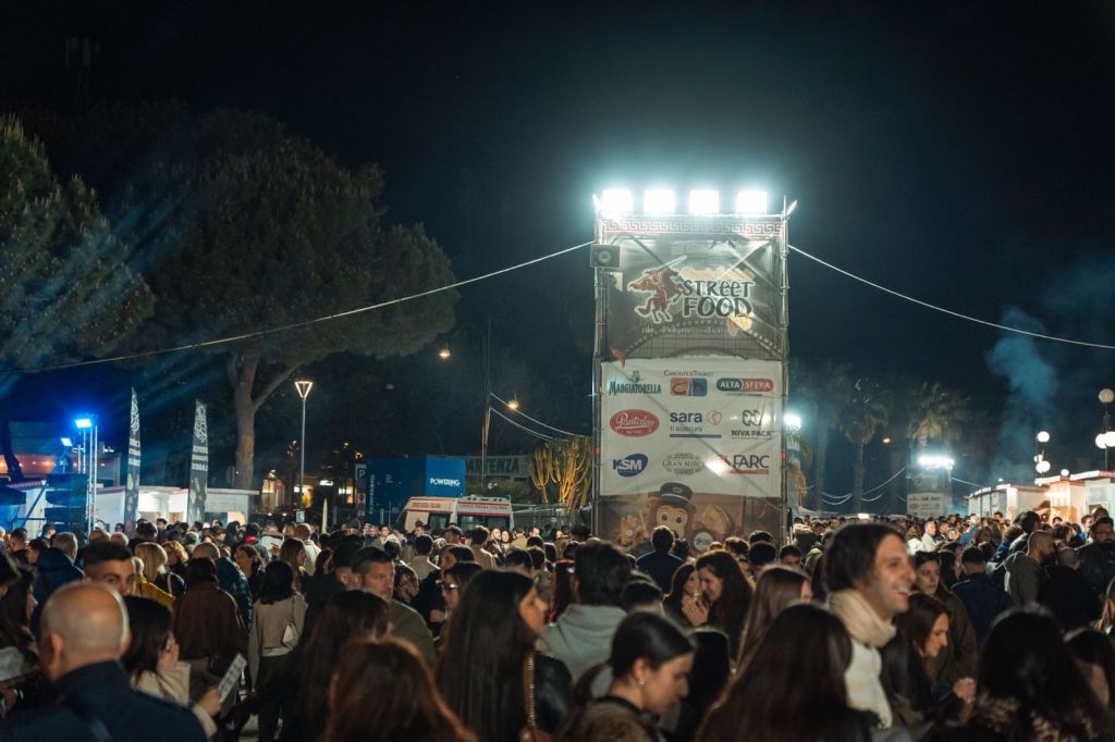 Tanta gente sul lungomare street food
