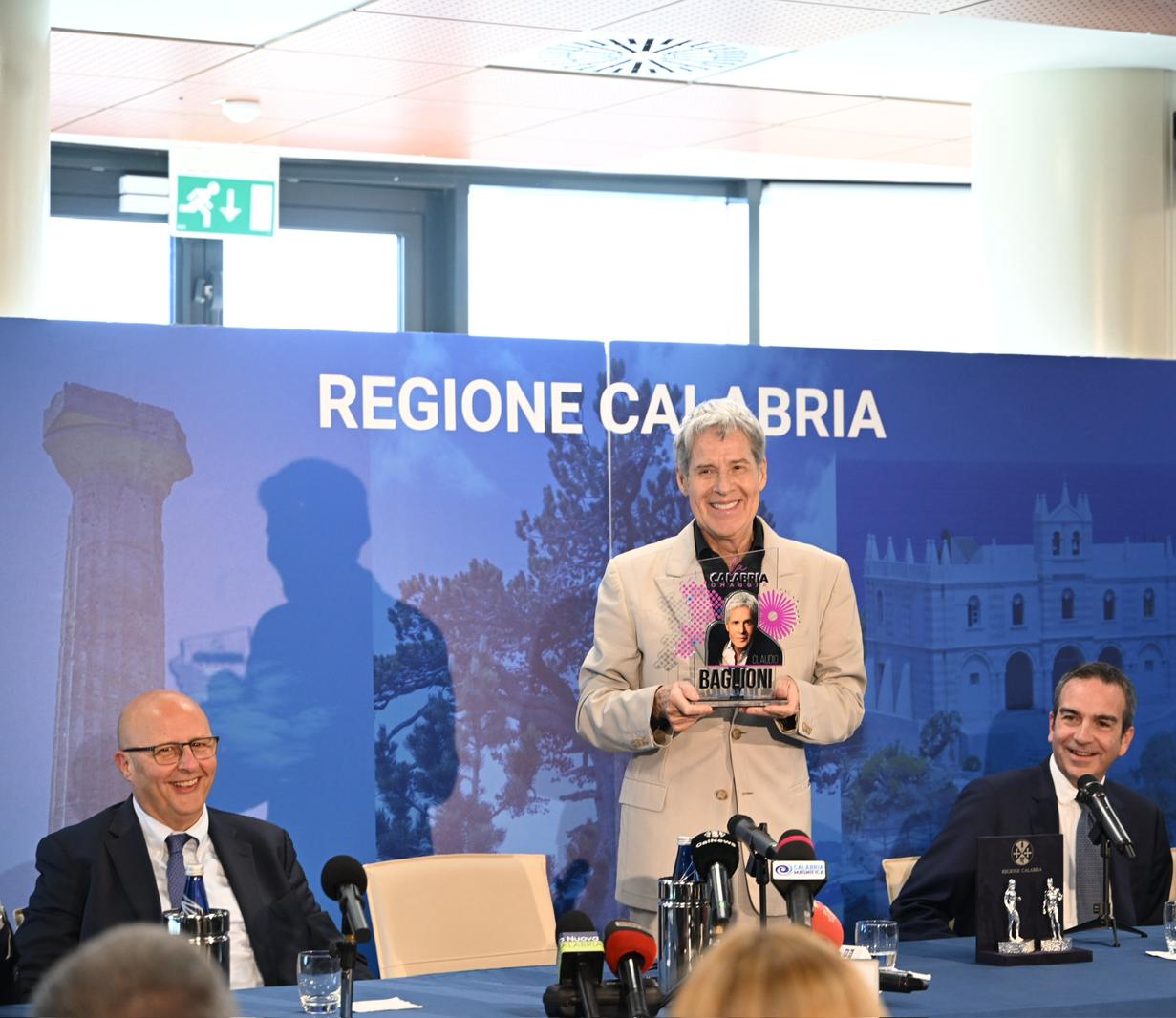 Vittorio Zito Claudio Baglioni e Roberto Occhiuto alla Regione Calabria Baglioni insignito dell'onorificenza Calabria Straordinaria