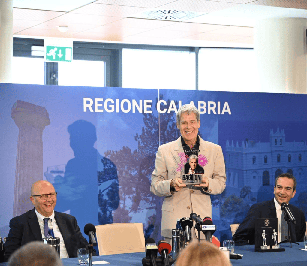 Vittorio Zito Claudio Baglioni e Roberto Occhiuto alla Regione Calabria Baglioni insignito dell'onorificenza Calabria Straordinaria