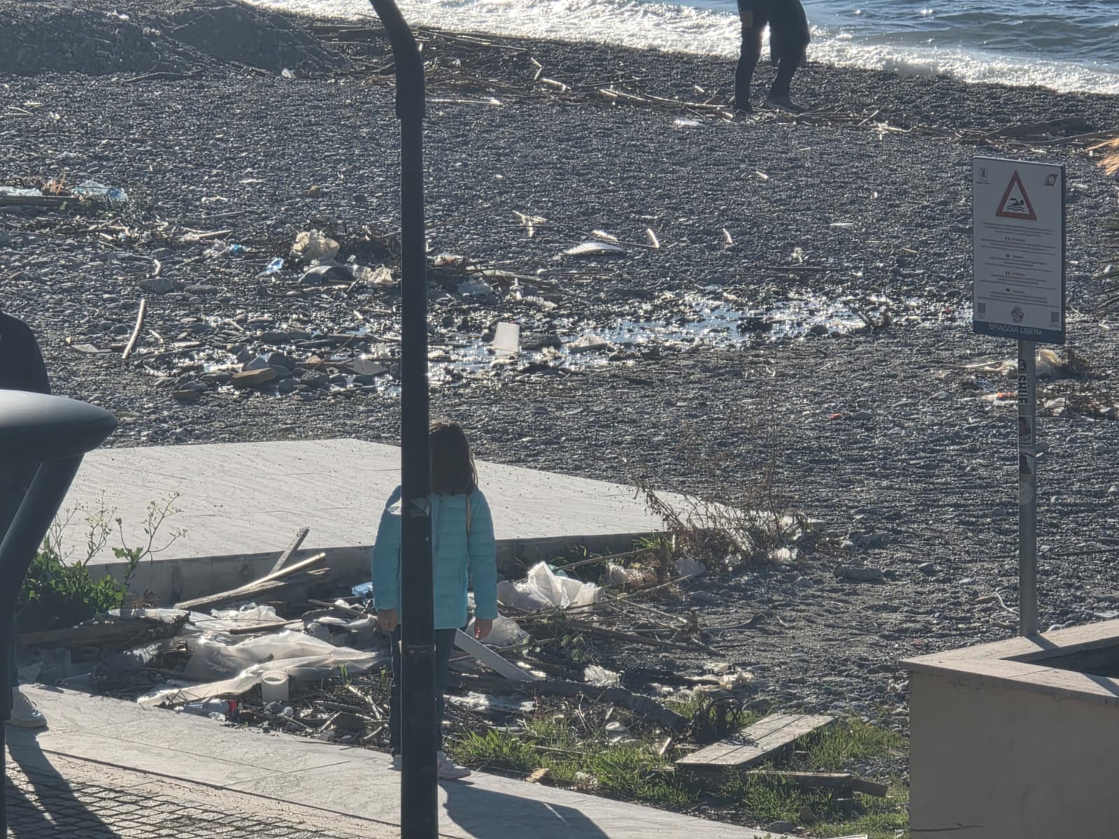 degrado spiaggia via marina ()