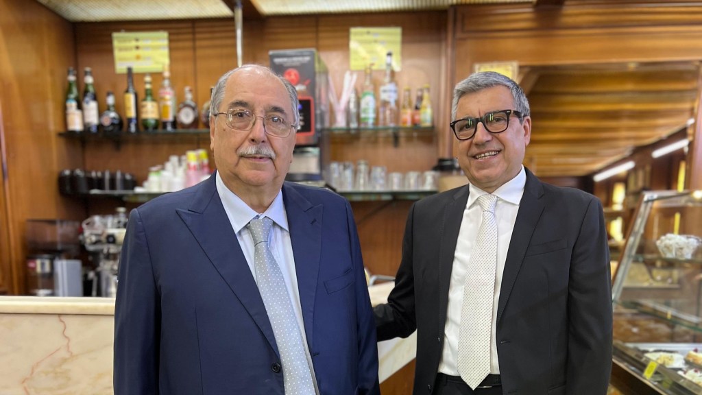 Lillo e Peppe Giordano posano sorridenti nella pasticceria F.lli Giordano a Reggio Calabria