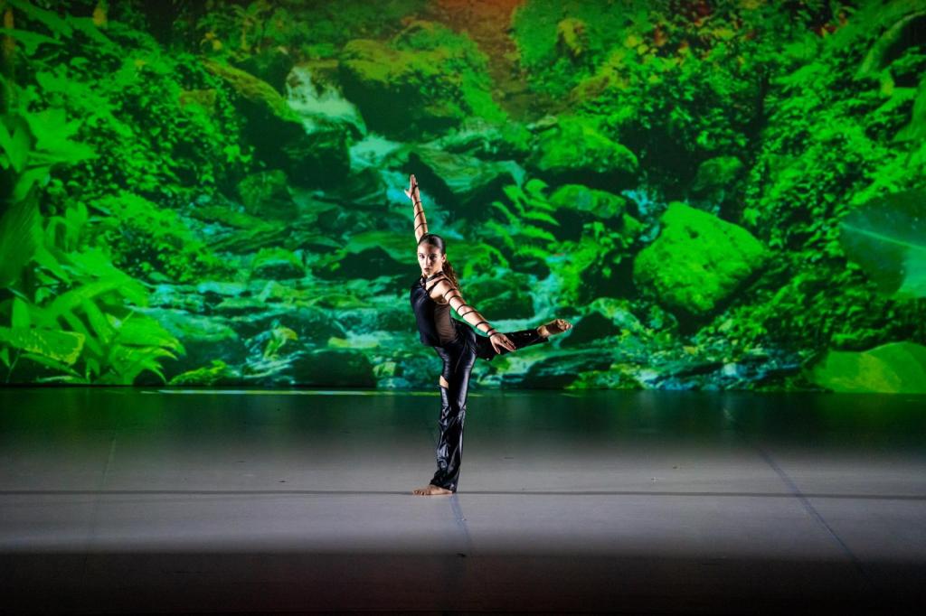 Ilaria Neri in posa di danza sul palco davanti a una proiezione di vegetazione, borsa di studio a New York