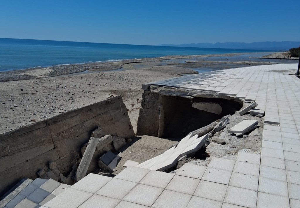 lungomare caulonia ciclone harry ()