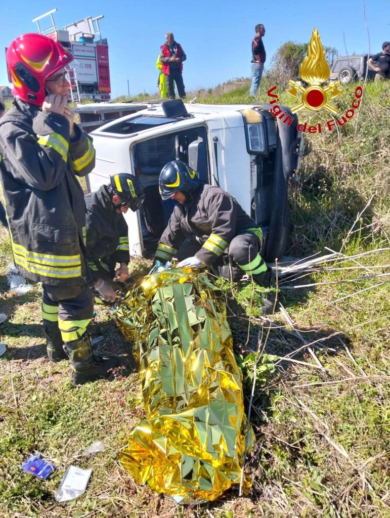 vigili fuoco motocarro scarpata ()