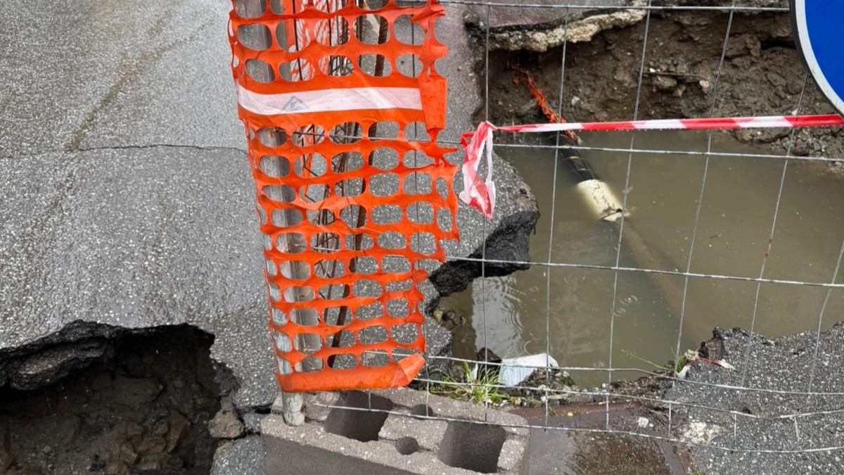 voragine via barbaro incrocio via sbarre ()