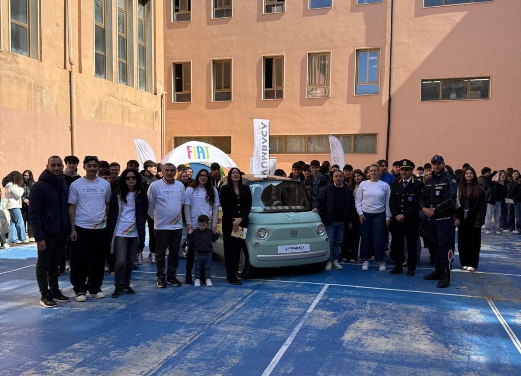 vumbaca studenti fiat topolino ()