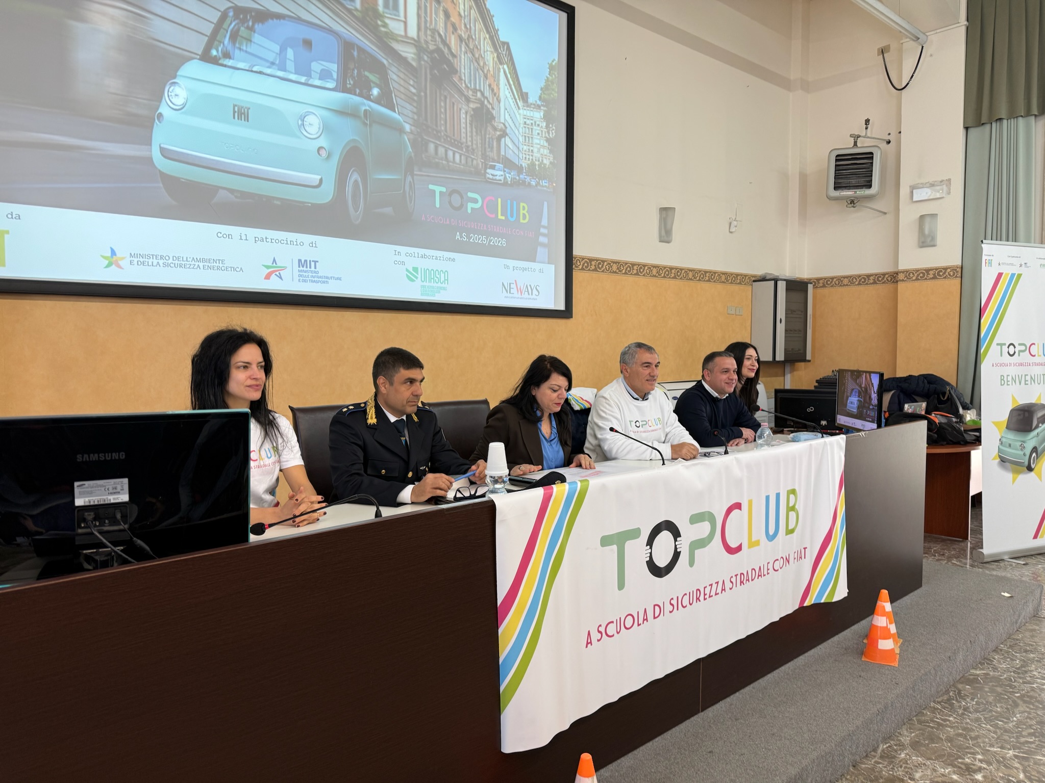 vumbaca studenti fiat topolino ()