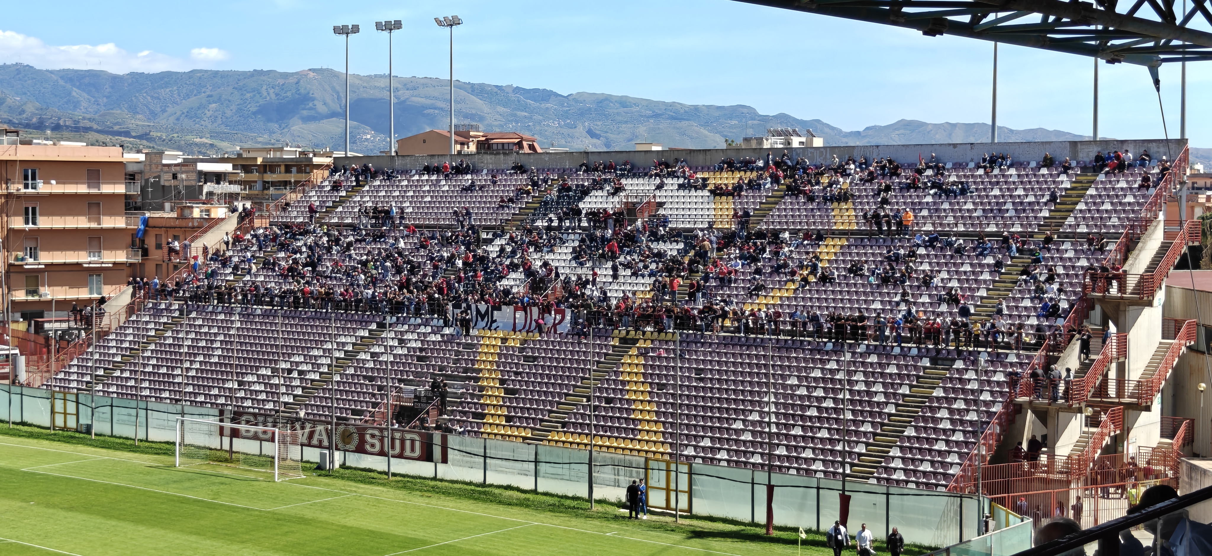 Striscione in Curva Sud al Granillo Reggina contestazione tifosi Game Over
