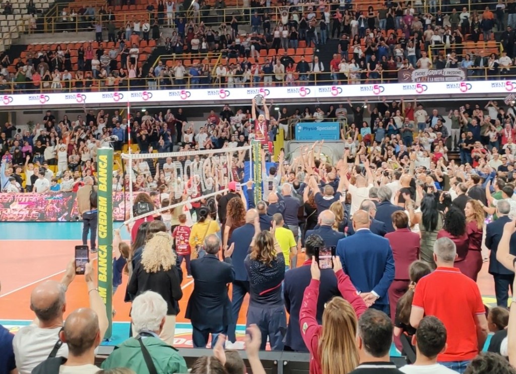 Domotek vince