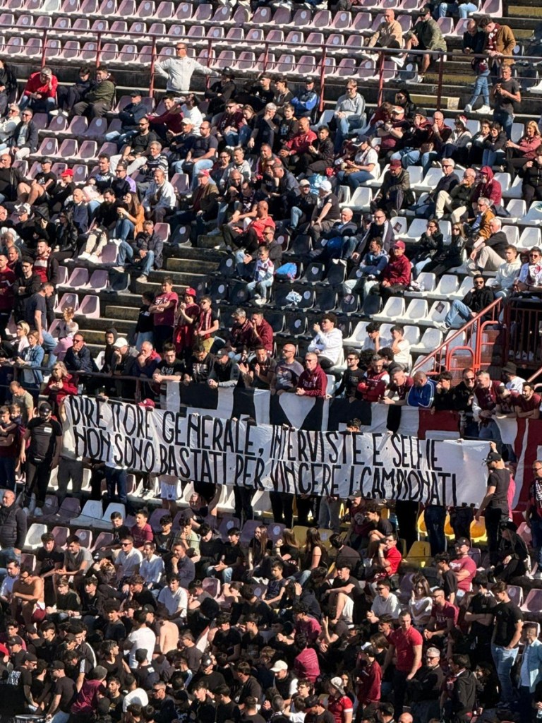 Striscione Curva Sud contestazione