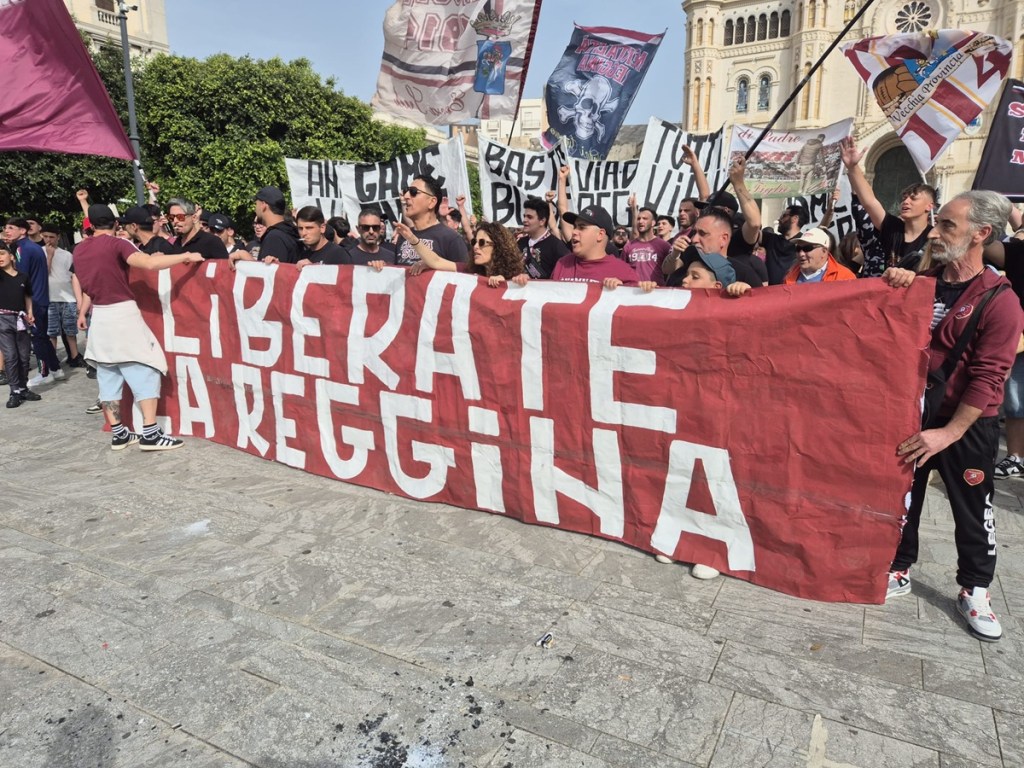 Striscione liberate la Reggina