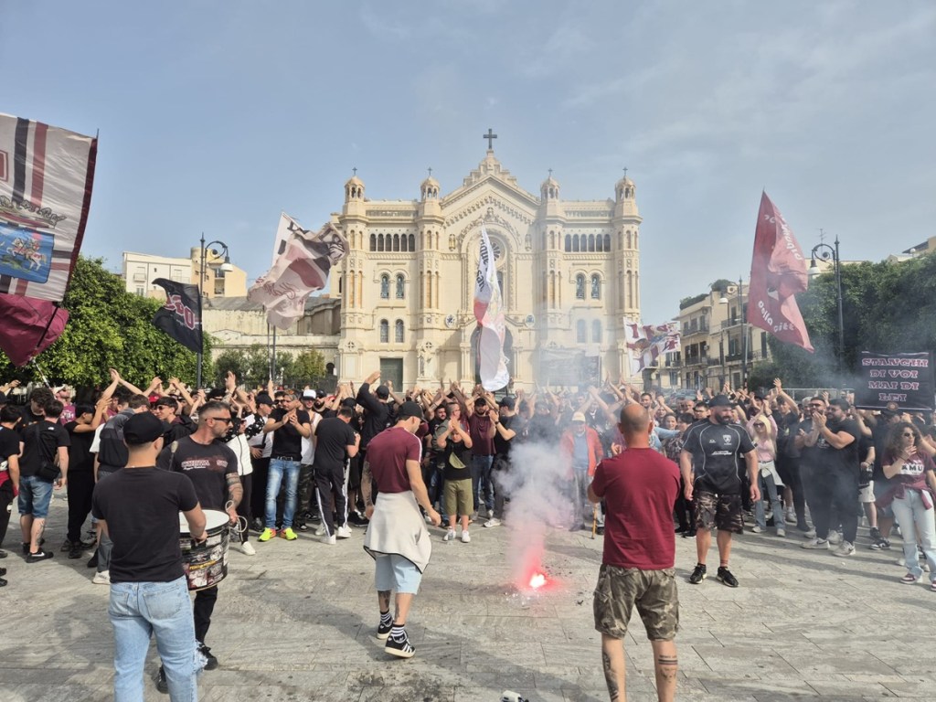 Tifosi Reggina piazza Duomo