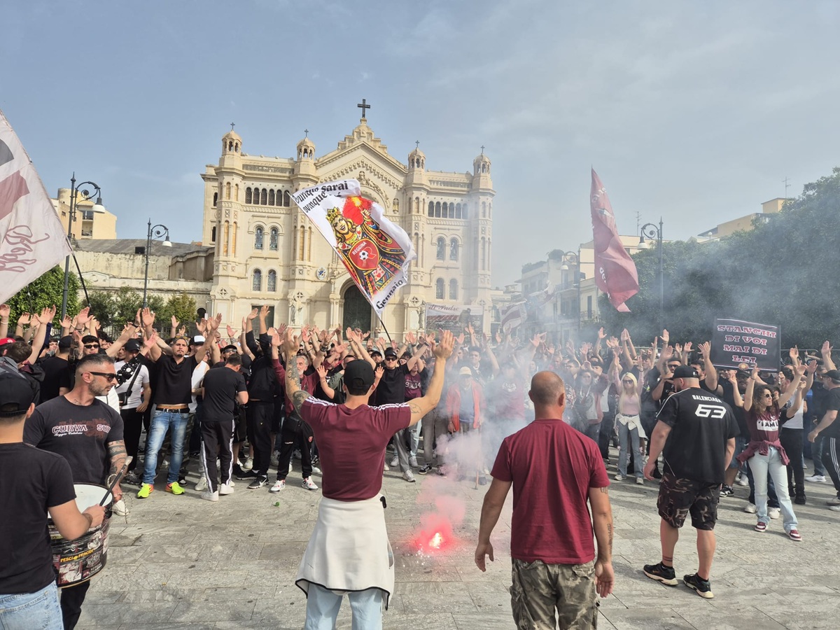 Tifosi Reggina piazza Duomo